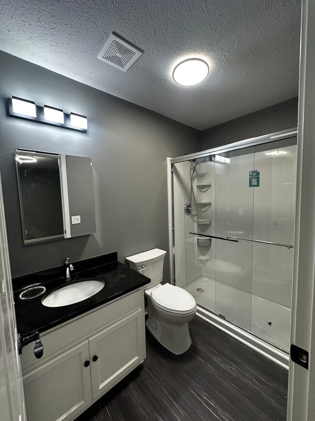 Building Photo - Fully Renovated in White House