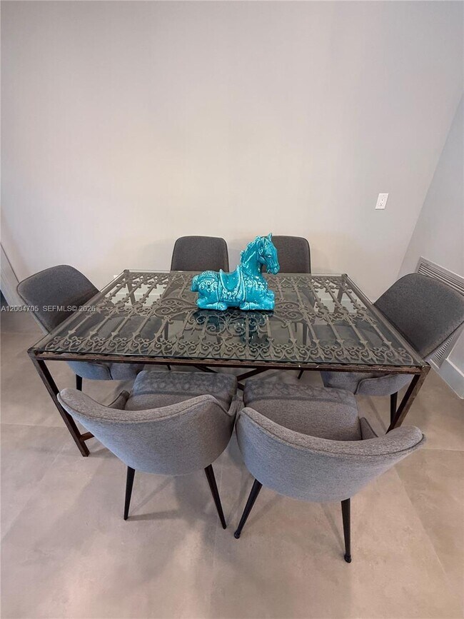 Building Photo - 1304 Stratford St