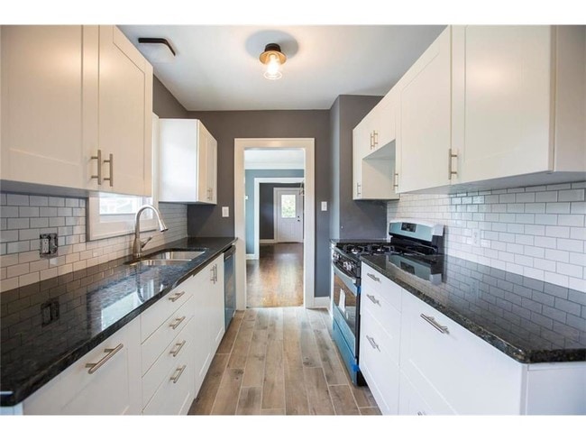 Building Photo - 5919 Kenwood Ave