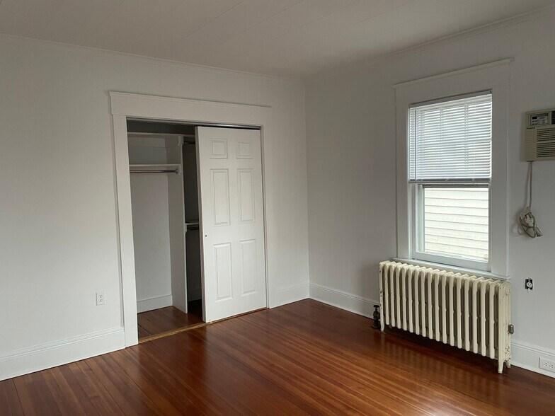 Bedroom w/lg closet - 621 Undercliff Ave