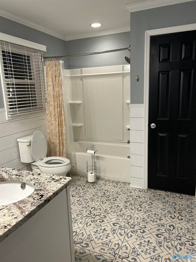 Building Photo - 1611 College St SE