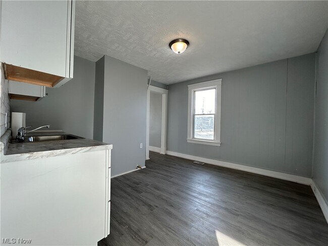 Building Photo - 11702 Brookfield Ave