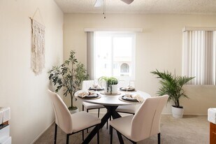 Building Photo - Casa De Windsor - North Clairemont