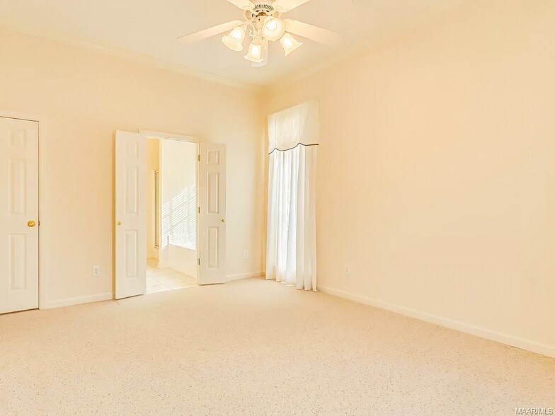 Building Photo - 2112 Parkview Dr S