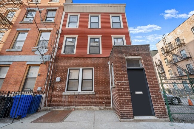 Building Photo - 14 Westervelt Pl