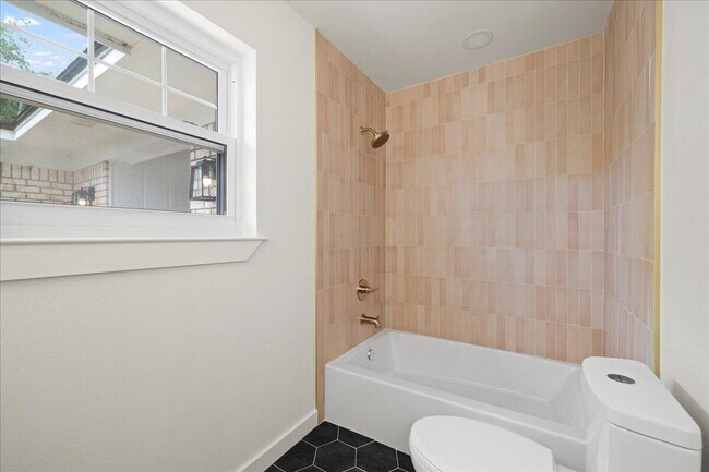 Building Photo - 403 Cheyenne Cir