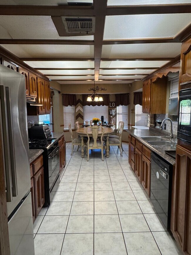 Building Photo - Great Location - 3Bed 2Bath House