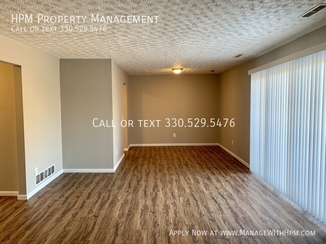 Building Photo - Move-in Special! Spacious Updated Plain To...