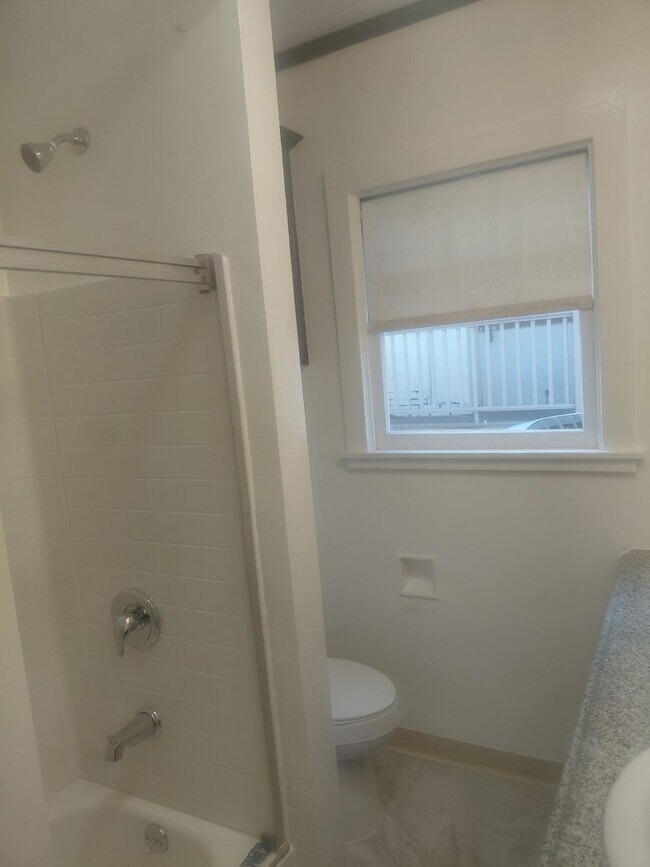 Building Photo - 1010