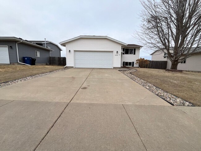 Building Photo - 3 Bed/2 Bath Home w/ Fenced in Yard!