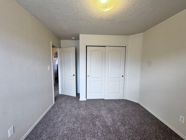 Building Photo - 760 Deerbrush Ct SW