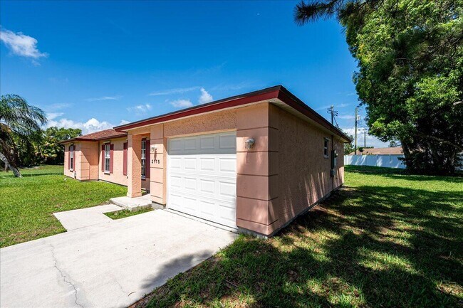 Building Photo - 2175 SE Heathwood Cir