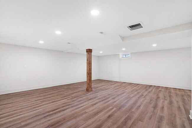 Building Photo - Beautiful Renovated 3 Bedroom Home For Ren...