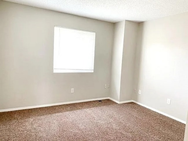 Building Photo - 2 bedroom townhome on east side-Don't miss...