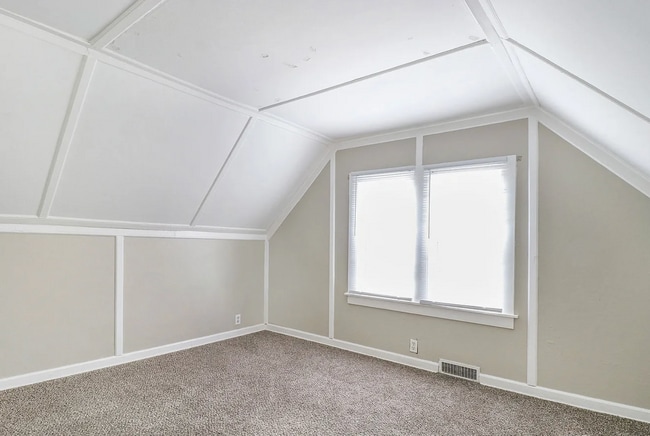 Building Photo - 405 E Woodside St