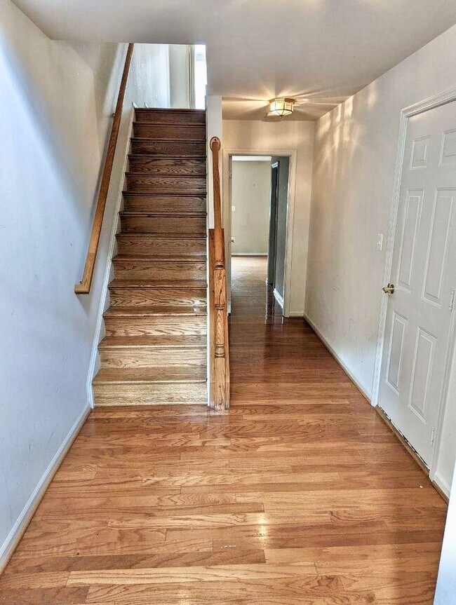Building Photo - Beautiful home with 2 MBRs, 1-car garage.