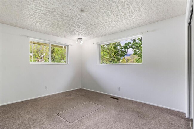 Building Photo - Perfect Family Home! 5 Beds, 3 Baths in Pl...