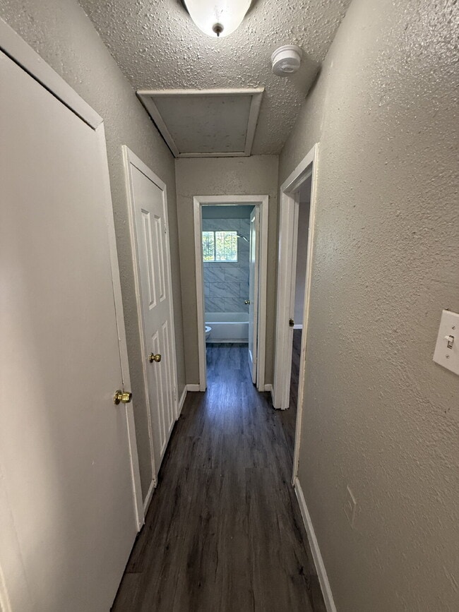 Building Photo - 2213 Lea Crest Dr