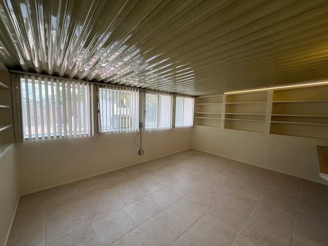 Building Photo - Spacious 3 bed 1 bath plus bonus room! Pet friendly with nice size back yard