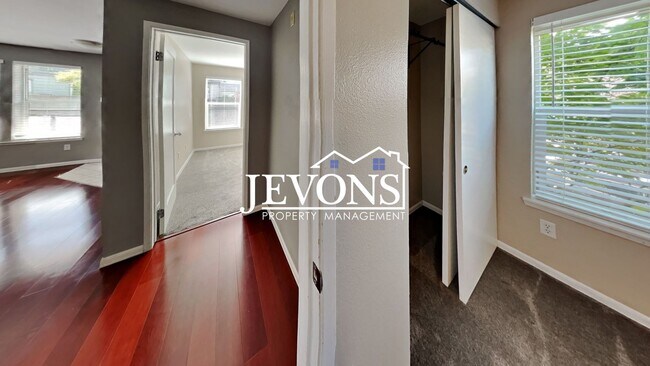 Building Photo - Stunning property in the heart of Seattle!