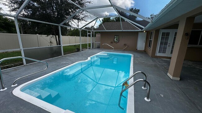 Building Photo - SPACIOUS 4-BEDROOM HOME WITH SCREENED POOL IN SE CAPE CORAL