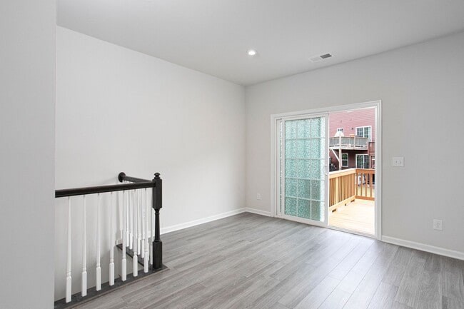 Building Photo - Beautiful 3 bedroom, 2.5 bath townhome nea...