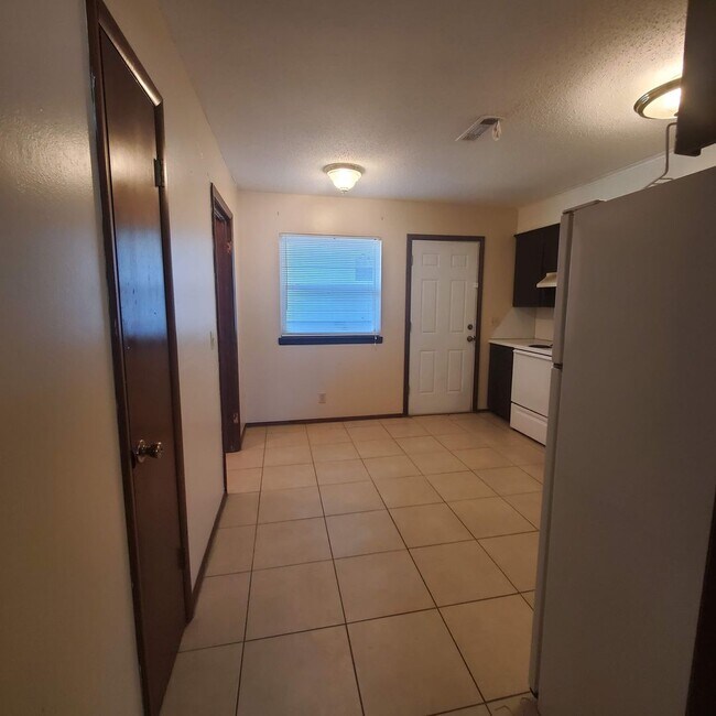 Building Photo - 2429 N Market Ave