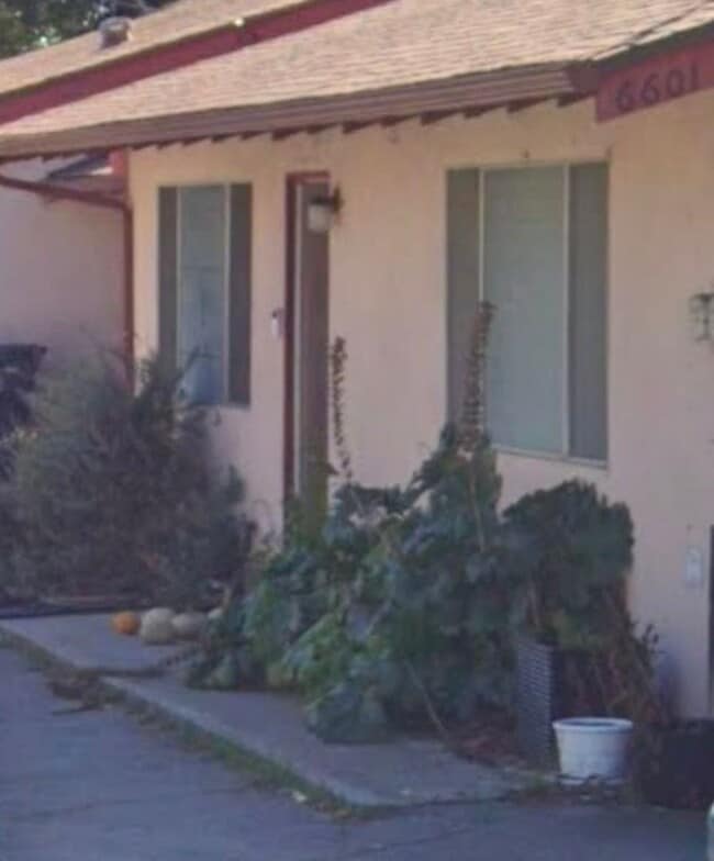 Building Photo - Cute 2 bedroom 1 3/4 bath