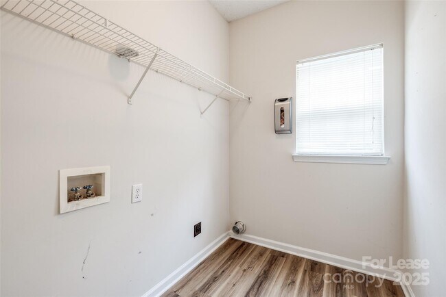 Building Photo - 16017 Woodcote Dr