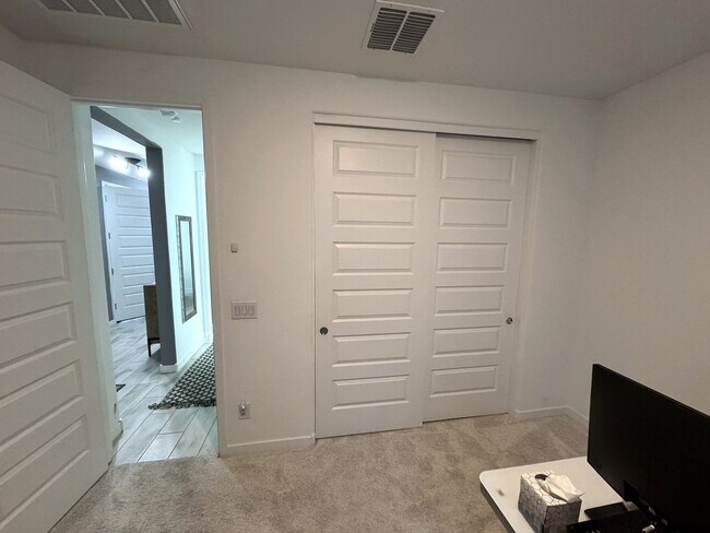 Building Photo - 2024 Beautiful Furnished 3 Bedroom 2 Bath with Private Suite near Sports Venues