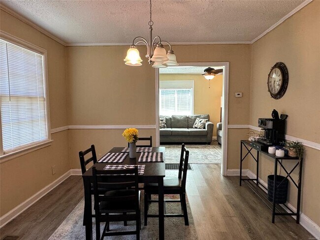 Building Photo - 2331 Woodlawn St