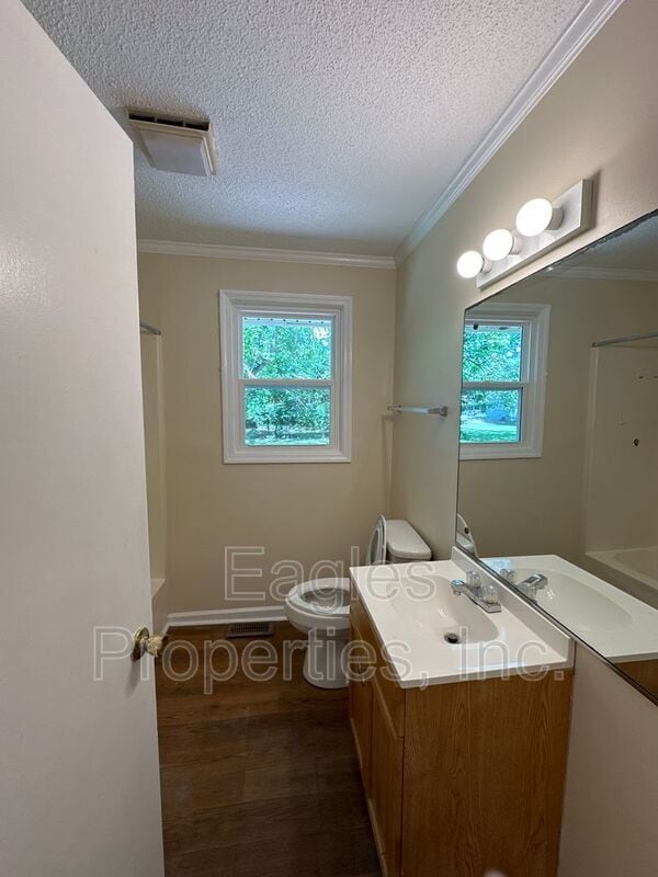 Building Photo - 605 S Oleander Ave