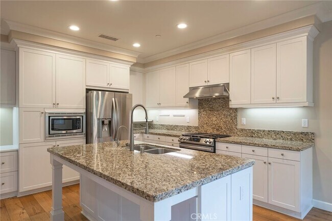 Building Photo - 104 Pendant