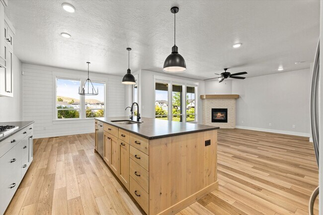 Building Photo - Luxury 4-Bedroom Home for Rent in Dry Cree...