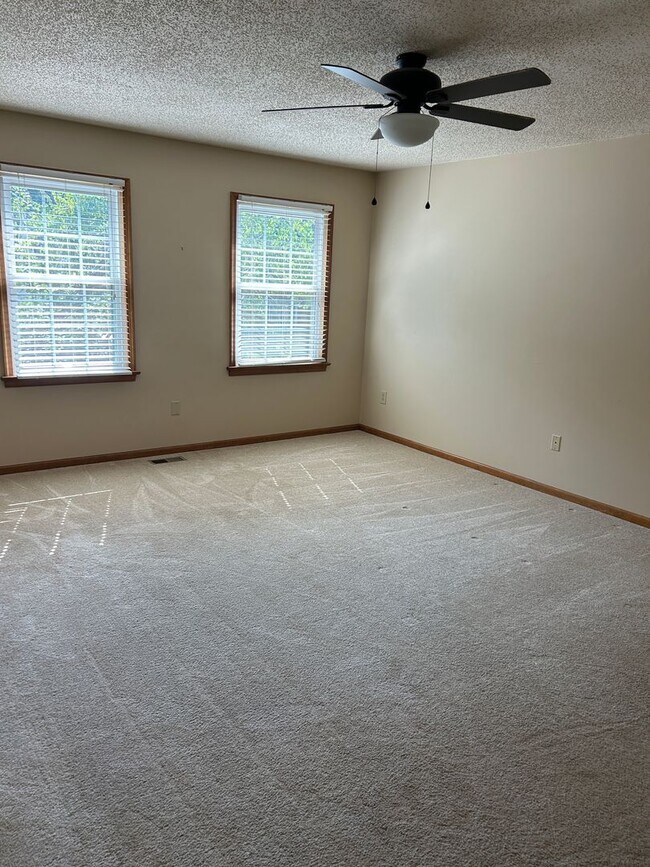 Building Photo - 4BD/2.5BA in Albemarle Acres Neighborhood ...