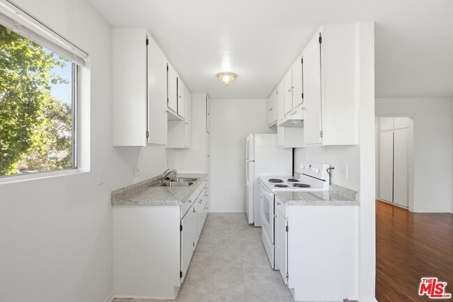 Building Photo - 14551 Vose St