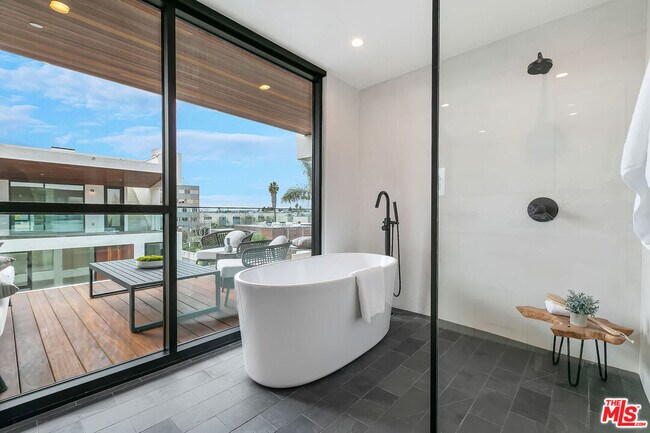 Building Photo - 610 S Van Ness Ave