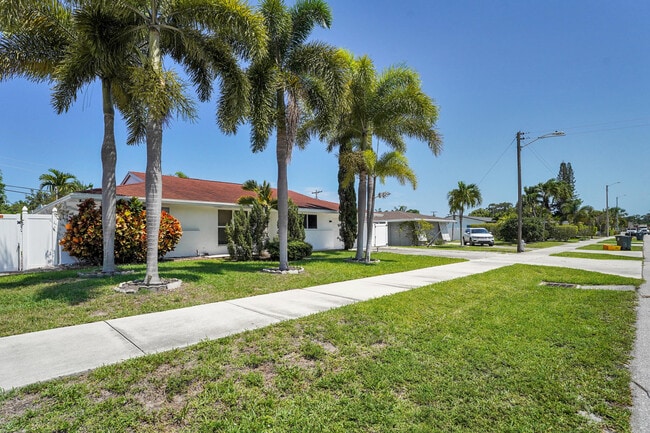Building Photo - 600 NW 12th Ave