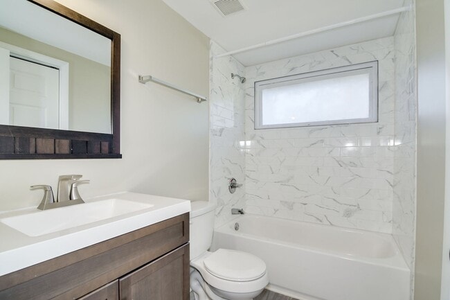 Building Photo - Charming Home in the Heart of Harlem!