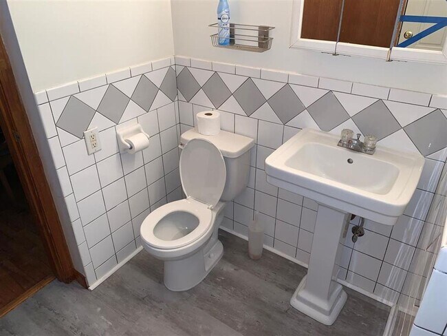 Building Photo - 1805 Mayhew St