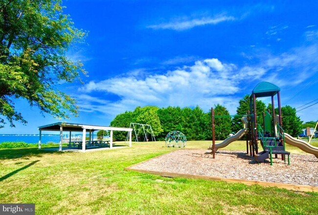 Building Photo - 1340 Queen Anne Dr