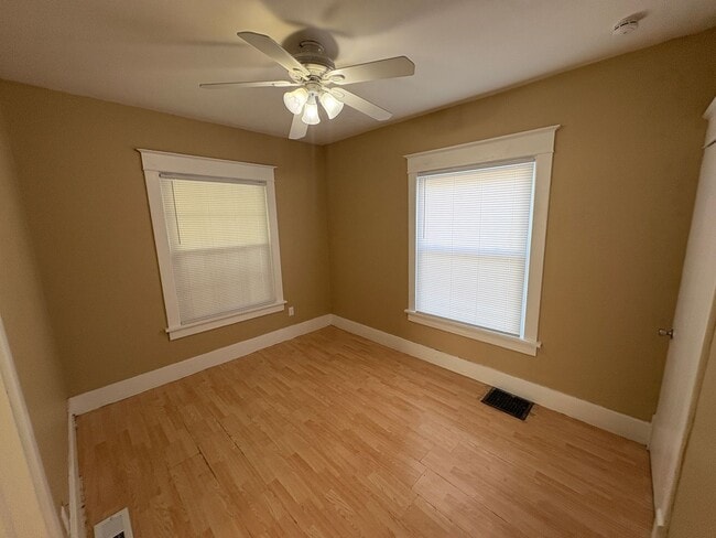 Building Photo - Home w/ Huge 2-stall Garage