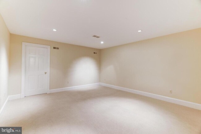 Building Photo - 8001 Greenwich Woods Dr