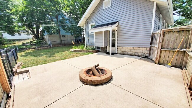 Building Photo - 1032 Maplewood Dr NE