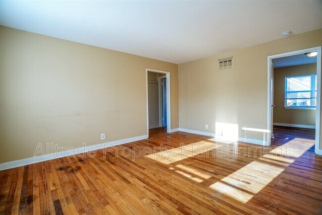 Building Photo - 1443 Nightingale Rd