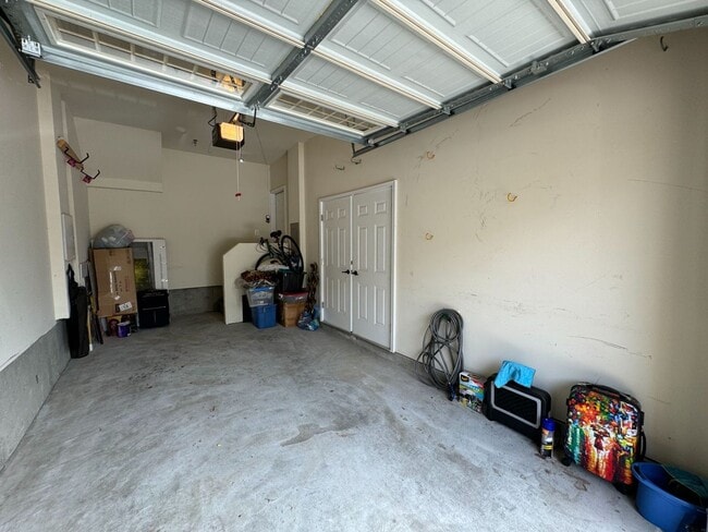 Building Photo - Stunning 3 Bed 2.5 Bath End Unit Townhome ...