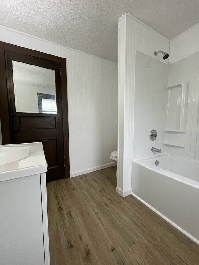 Building Photo - Three bedroom one bathroom home for rent