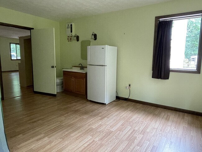 Building Photo - 170 Longview Dr