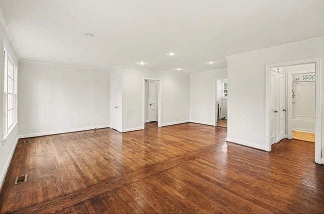 Building Photo - WestMeade Cottage*