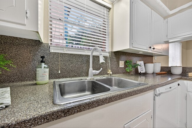 Building Photo - 23919 Farm Hill Dr